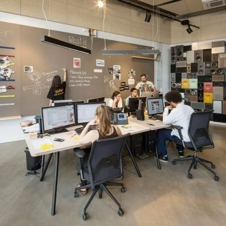 Heller, minimalistischer Bürokomplex mit tech-elementen